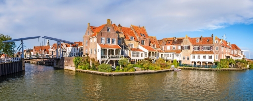 Häuser und Zugbrücke in der alten Stadt von Enkhuizen, Noord-Holland, die Niederlande