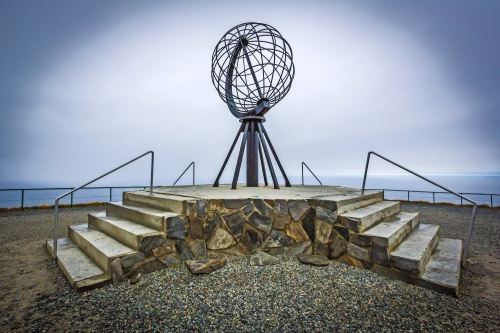 Weltkugel als Wahrzeichen des Nordkap auf Magerøya, Norwegen