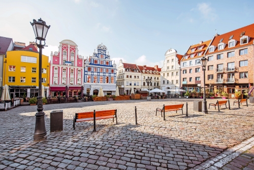 Sehen Sie auf dem Marktplatz mit schönen bunten Gebäuden während des Morgenlichtes in Szczecin-Stadt, Polen an