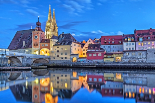 Historische Steinbrücke und Brückenturm in Regensburg