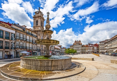 GUIMARAES, PORTUGAL - 16. JUNI 2016: Toural Quadrat (Largo tun Toural), im Stadtzentrum von Guimaraes, Portugal.
