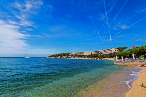 Das blaue Meer und der Himmel in Rovinj, Kroatien, Istria