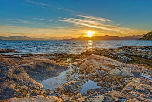 Mitternachtssonne nahe Alta, Norwegen.