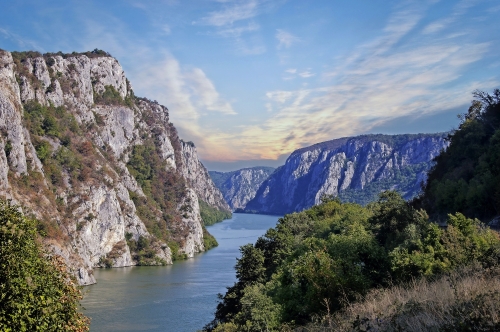 Donau in der Nähe der serbischen Stadt Donji Milanovac