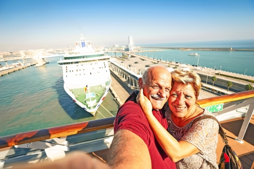 © Mirko - stock.adobe.com Älteres glückliches Paar, das selfie auf Kreuzschiffreise am Barcelona-Hafen nimmt - aktive Rentner, die Spaß haben