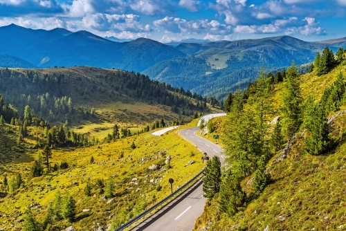 Hochalpenstraße durch die grünen Nockberge in Kärnten Österreich