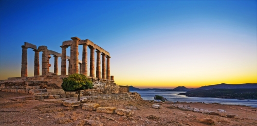 Griechenland. Kap Sounion - Ruinen eines alten griechischen Tempels von Poseidon nach Sonnenuntergang