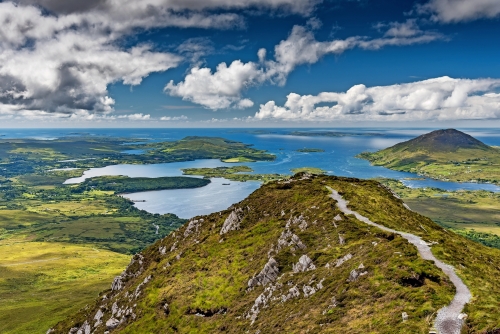Wanderweg an der Spitze von Diamond Hill im Connemara Nationalparkµ3