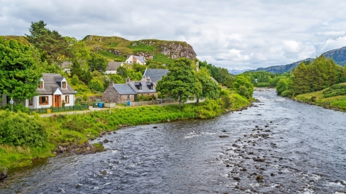 Landschaftsblick in Poolewe, kleines Dorf in Wester Ross in den Nordwesthochländern von Schottland.