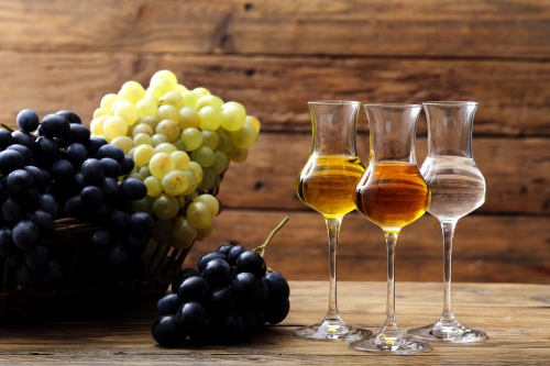 distillato di uva bicchiere su sfondo rustico