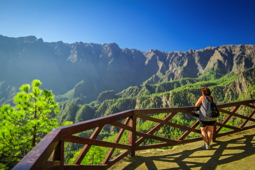 ©Neissl - stock.adobe.com Aussichtsplattform "Mirador de los Roques" im Nationalpark Caldera de Taburiente