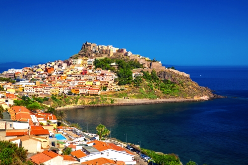 Schloss und bunte Häuser in der Stadt Castelsardo,Sardinien,Italien.