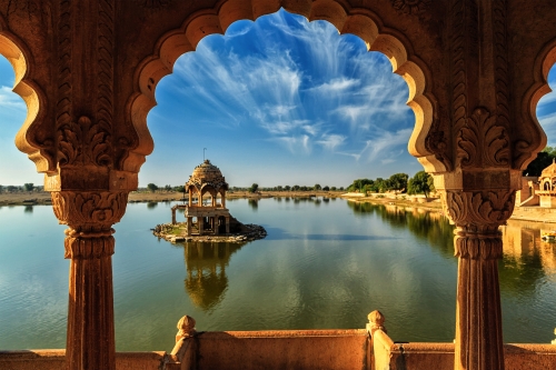 Indisches Wahrzeichen Gadi Sagar in Rajasthan