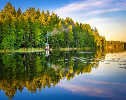 See Reflexionen Tampere Finnland auf Wasser mit wenigem Haus auf dem Wasser,schöner Himmel mit vielen Farben und Bäumen