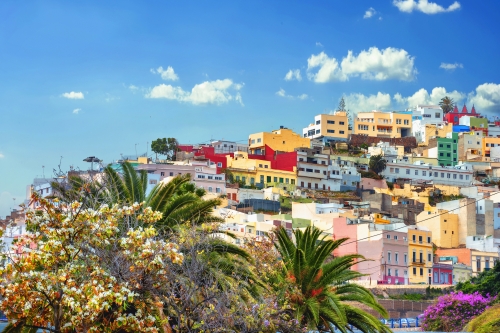 Stadtbild mit bunten Häusern im Wohnviertel von Las Palmas. Gran Canaria,Spanien